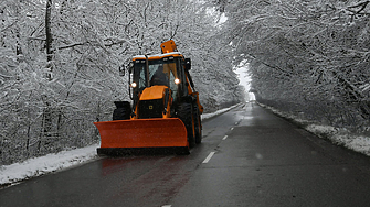 Снегът затвори пътищата към Витоша, 45 машини обработват улиците в София