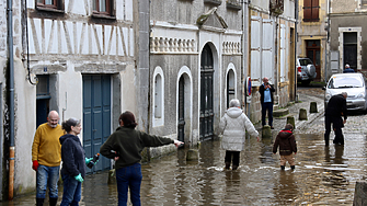 Рекорд във Франция: 37 дни не спира да вали