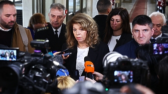 Йотова се солидаризира с позицията на Радев за Украйна