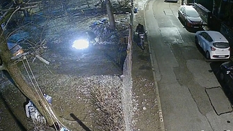 Камери уловиха подпалвачите на дома на кмета на Бистрица (ВИДЕО)