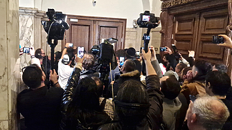 Граждани нахлуха в Съдебната палата, за да изведат Сарафов от кабинета му (СНИМКИ и ВИДЕО)