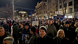 Асен Василев на протеста Сарафoff: Радев, спасителят, къде е?
