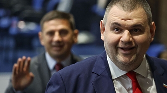 Масови депутатски липси (и ГЕРБ) прокараха проекта "Пеевски" за Съвета на Тръмп