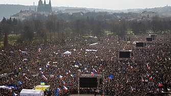 "Не искаме да бъдем Унгария!" 250 000 чехи протестират срещу Бабиш с евро знамена