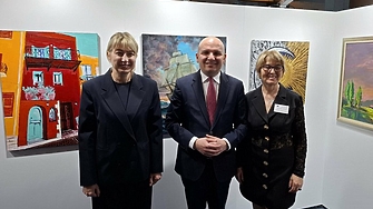 Наши художници показаха на евродепутатите смисъла, който носят малките неща (СНИМКИ)