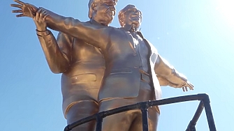 Сатирична статуя на Тръмп и Епстийн в позата от „Титаник“ се появи пред Капитолия