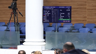 Удължителният закон за бюджета мина с конституционно мнозинство, но след бурни  дебати