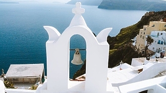 Санторини отвори пристанището си, но с нови такси за туристите