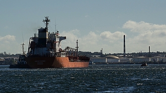 Танкер в Персийския залив бе уцелен с два снаряда край Катар, единият се е взривил