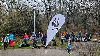 Над 100 доброволци отбелязаха Часа на Земята в София, като почистиха река Какач