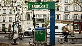 Франция праща стотици цистерни по пътищата: 1 от 5 бензиностанции остана без гориво