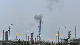 Ирански дронове удариха една от най-големите петролни рафинерии в Близкия изток