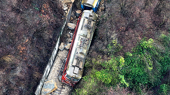 Влак дерайлира край Трявна, има пострадали