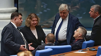 Депутат от БСП и доскорошен министър финансира кампанията на Радев