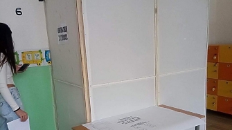 Паравани за гласуване с размери на килер. Бетонира ли ЦИК "тъмната стаичка"?