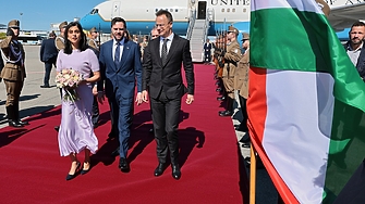 Ванс бе посрещнат от Сиярто в Будапеща. Предстои среща с Орбан