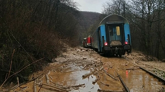 Влак дерайлира край Трявна, има пострадали