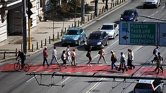 Коля, спряла на зебра да пропусне майка с дете, бе ударена отзад и ги блъсна