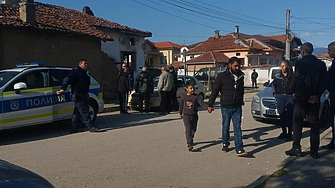 "Помощ от приятел" - в Пазарджишко неидентифицирани субекти водят избиратели за ръка