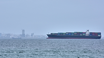 Иран стреля по търговски кораб в Ормузкия проток, усложнявайки преговорите