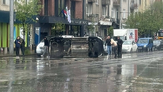 Линейка се обърна след катастрофа в София