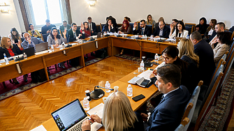 ДЕНЯТ В НЯКОЛКО РЕДА: Бангаранга в парламента - ПБ не знае за какво гласува, но го прави убедено