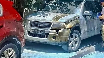 Неизвестен запали автомобили на българското посолство в Скопие