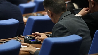 Депутатите замразиха заплатите си, но оставиха вратичка за повишение