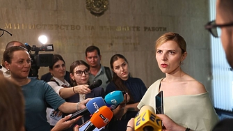 "Поиска и получи среща." Какво е правила вчера Митрофанова в МВнР?