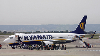 Пътник на Ryanair беше засмукан през счупен прозорец, самолетът се върна аварийно