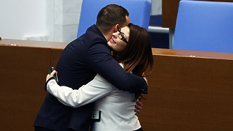 Как конституционен съдия да бъде импийчнат, ако бръмчи до Дубай с Пеевски? Отговор: никак