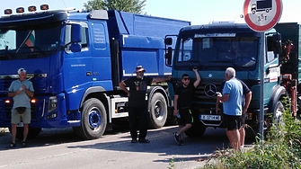 Наши земеделци блокираха границата с Гърция - искат да пускат и товарни камиони