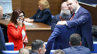 Демерджиев прати в НС справката за полетите на Пеевски