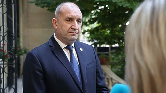 ДЕНЯТ В НЯКОЛКО РЕДА: Радев се разходи за парад в Париж, бяга от Коалицията на желаещите