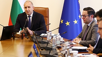 Радев прекрачва границите на абсурда