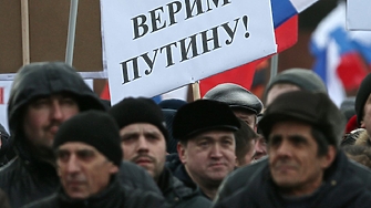 Руснаците теглят милиарди от банките. Опасяват се, че властите ще конфискуват депозитите заради войната