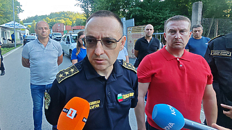 Пожарът в Тревненския Балкан е овладян, огнеборците остават на място