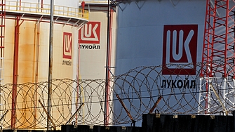 ДЕНЯТ В НЯКОЛКО РЕДА: петролът поевтинява, горивата поскъпват