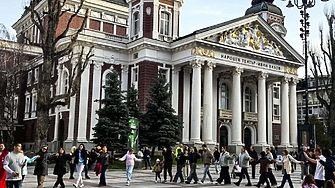 "Пречи, толкова е просто". Защо хорото пред Народния театър е проблем 