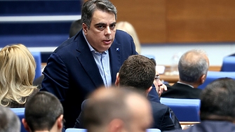 Асен Василев: Управляващите обслужиха производителите на дизел и компаниите за бързи кредити