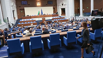 ДЕНЯТ: още един ударен кораб и още мълчание от властта. И все по-голяма нервност преди балотажа